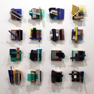 El alquiler de obras de arte es posible con Hanamiarte. Y también con opción de compra. En este caso, disponemos de estas pequeñas composiciones de FOD, Derribos, de 2018, donde combina distintos materiales, colores y texturas