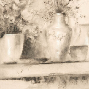 Un detalle del dibujo al carboncillo de la sevillana Carmen Laffón, donde sobre una mesa se ve un par de jarrones, taza y plato con flores