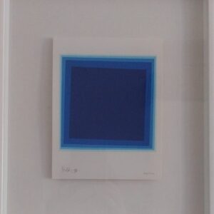 Detalle de la enmarcación con el volado de la litografía de José María Yturralde, de 1998 que juega con distintos tonos de azul aplicados a cuadrados, que disminuyen de tamaña y van girando ligeramente; de su serie de Preludios